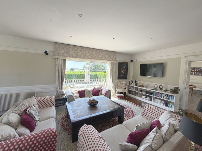 Image No.12-7 Bed Property for sale