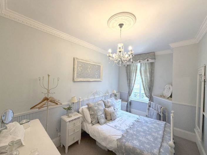 Image No.17-7 Bed Property for sale