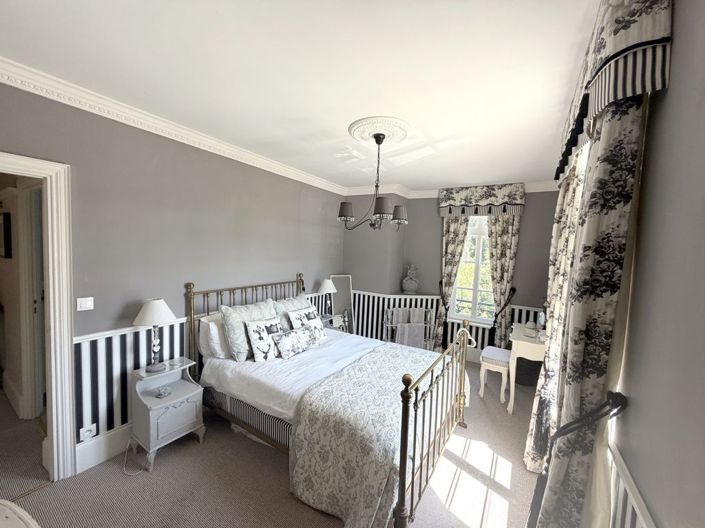 Image No.20-7 Bed Property for sale