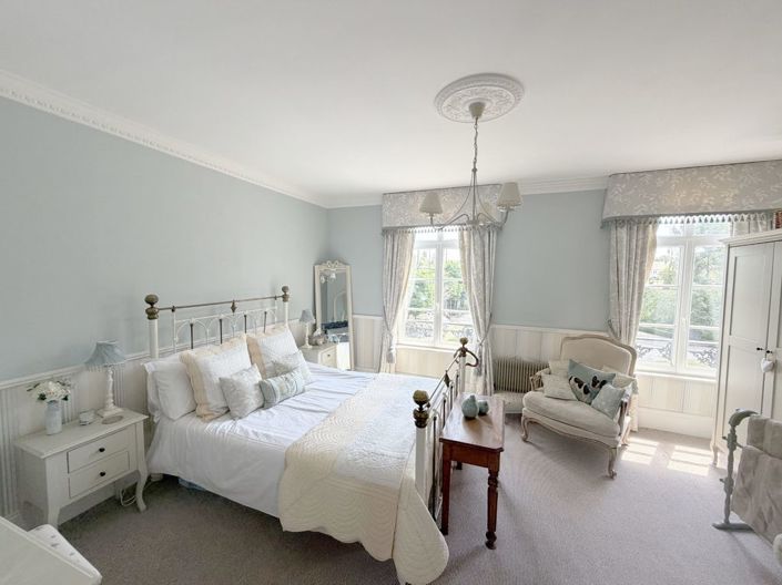 Image No.25-7 Bed Property for sale