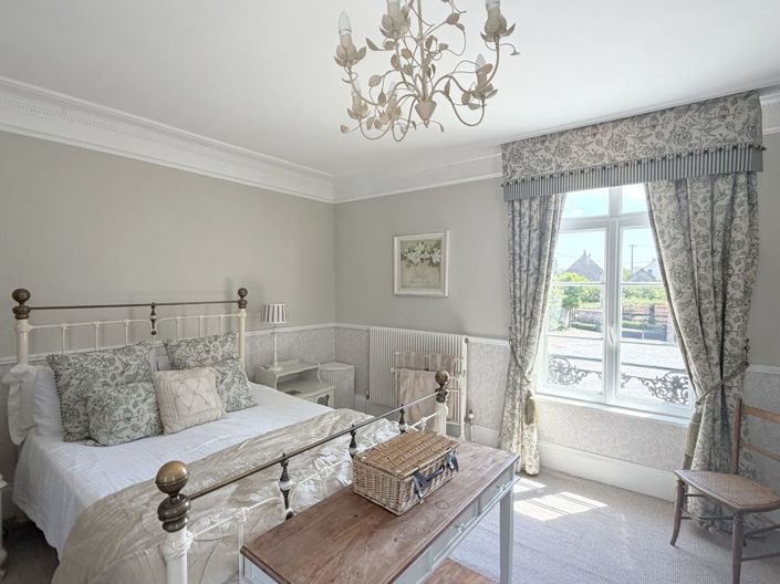 Image No.32-7 Bed Property for sale