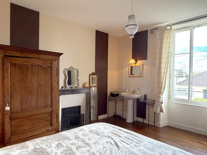 Image No.19-6 Bed Property for sale