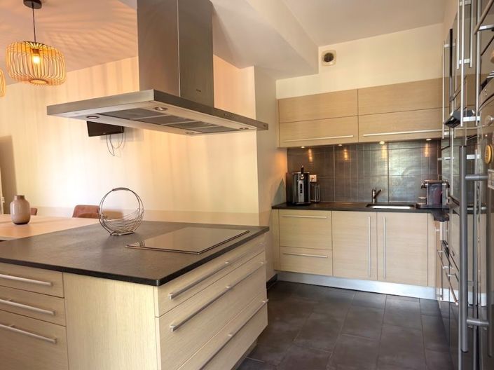 Image No.6-6 Bed Property for sale