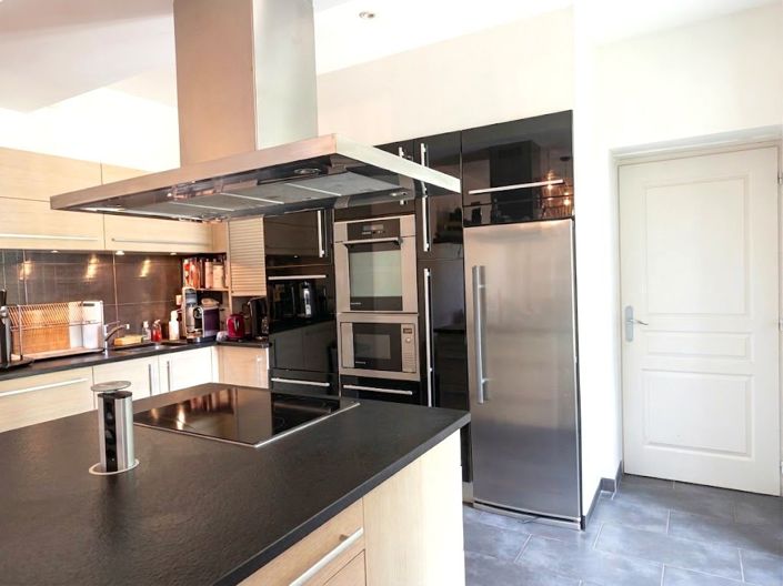 Image No.7-6 Bed Property for sale