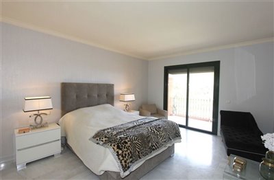 Middle Floor Apartment for sale in Monte Halcones, Benahavis, Costa del Sol