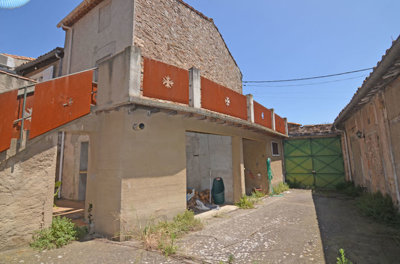 1364cacourtyardandhouse