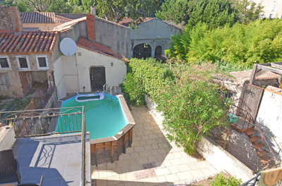 1365caterraceandcourtyard