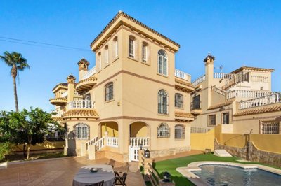 Villa de 5 chambres à vendre à Orihuela Costa