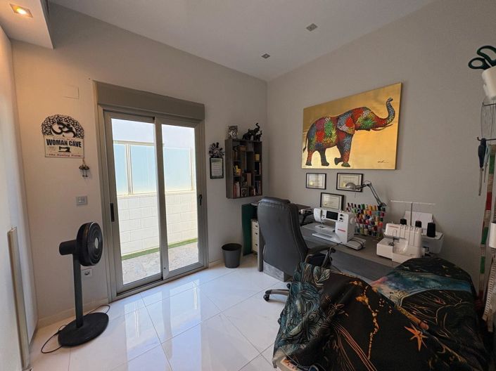 Image No.12-4 Bed Property for sale