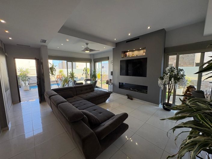 Image No.7-4 Bed Property for sale