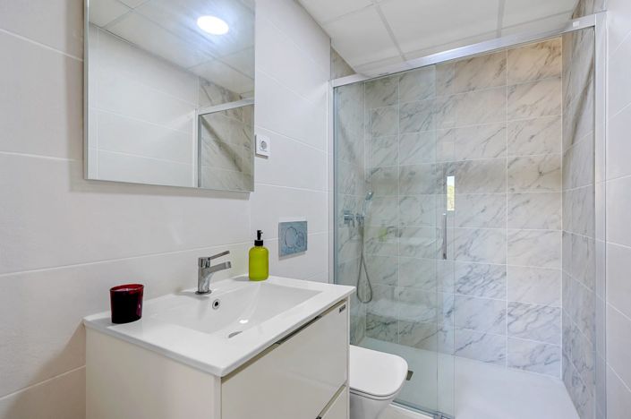 Image No.10-2 Bed Property for sale