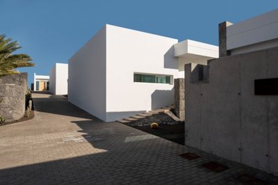 5 modern villas available in the prestigious area of Los Mojones