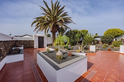 4 bedroom central villa in Playa Blanca