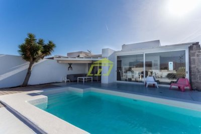 4 bedroom 3 bathroom semi-detached villa for sale in Playa Blanca