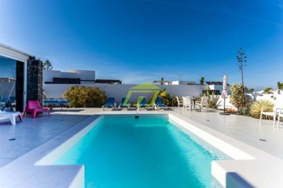 4 bedroom 3 bathroom semi-detached villa for sale in Playa Blanca