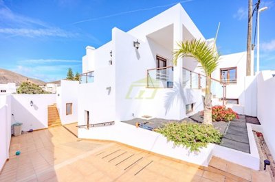 Beautiful detached villa for sale in the town of San Bartolomé