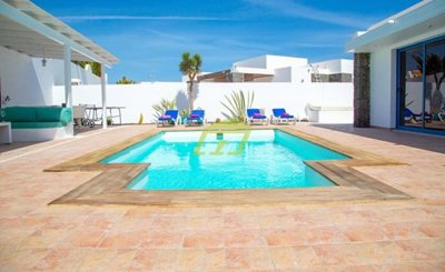 3 bedroom 3 bathroom villa with private pool  in Playa Blanca