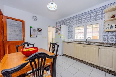 4 bedroom house with a self contained 1 bedroom apartment
