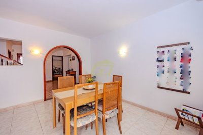 4 bedroom house with a self contained 1 bedroom apartment