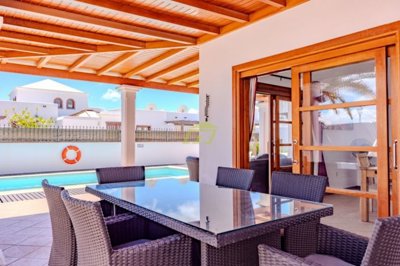 Well presented semi detached villa a private pool in Playa Blanca