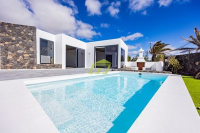 Beautiful 3 bedrooms, 2 bath villa with pool in Mozaga