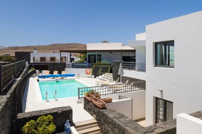 Stunning villa located in the prestigious resort of Puerto Calero