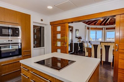 Beautiful villa for sale with sea views in Puerto Calero