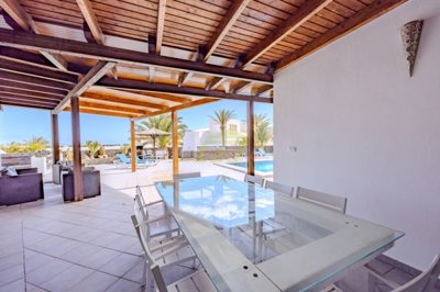 Beautiful villa for sale with sea views in Puerto Calero