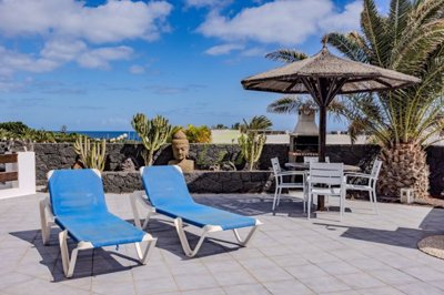 Beautiful villa for sale with sea views in Puerto Calero