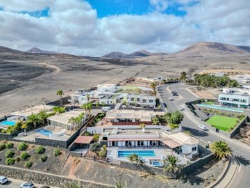 Beautiful villa for sale with sea views in Puerto Calero