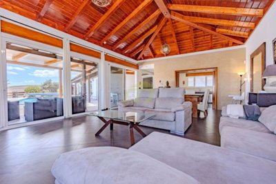 Beautiful villa for sale with sea views in Puerto Calero