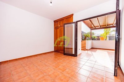 4 bedroom semi-detached villa with private pool in Playa Blanca
