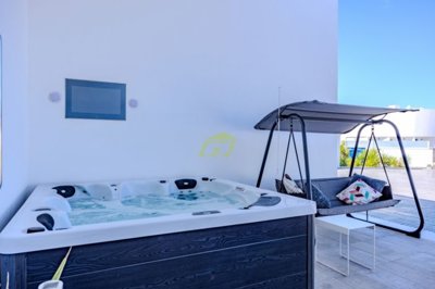Modern 4 bedroom, 3 bathroom villa with hot tub and views