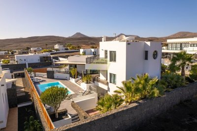 5 Bedroom villa with sea views in the exclusive resort of Puerto Calero