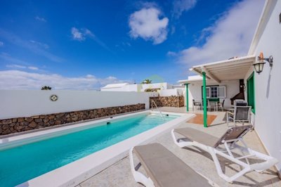 Wonderful, detached villa with private pool and close to amenities in Tías