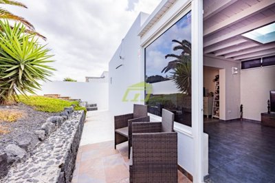 Amazing semidetached villa with a private pool in Playa Blanca