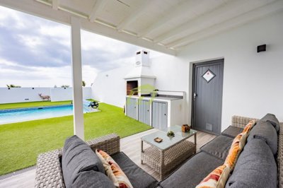 Amazing semidetached villa with a private pool in Playa Blanca