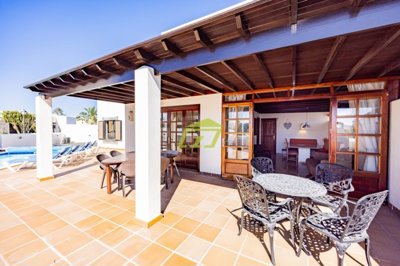 South facing fully detached villa with a private pool in Playa Blanca