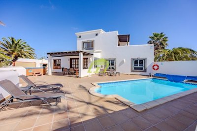 Villa with heated pool and sea views in Playa Blanca