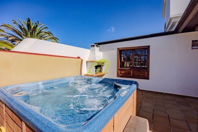 Villa with heated pool and sea views in Playa Blanca