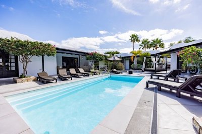 Recently renovated villa in the prestigious resort of Los Mojones