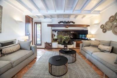 Recently renovated villa in the prestigious resort of Los Mojones