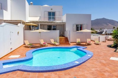 4 bedroom villa with heated pool in Playa Blanca