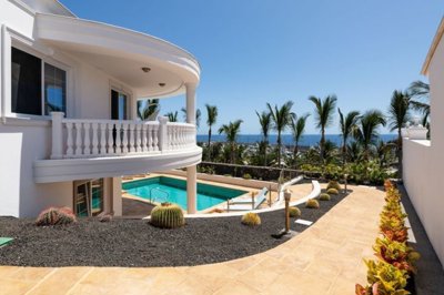 Exceptional front line property for sale in the resort of Puerto Calero