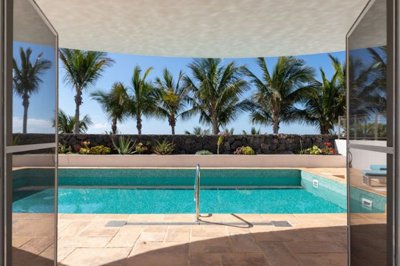 Exceptional front line property for sale in the resort of Puerto Calero