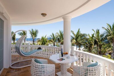 Exceptional front line property for sale in the resort of Puerto Calero