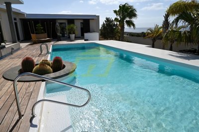 Beautiful villa located just minutes away from the popular Marina in Puerto Calero