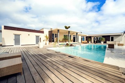 Beautiful villa located just minutes away from the popular Marina in Puerto Calero