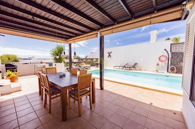 Impressive semi-detached villa with a private pool in Playa Blanca