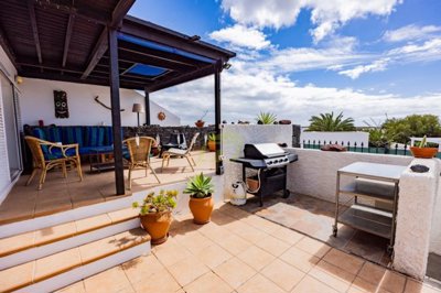 Impressive semi-detached villa with a private pool in Playa Blanca